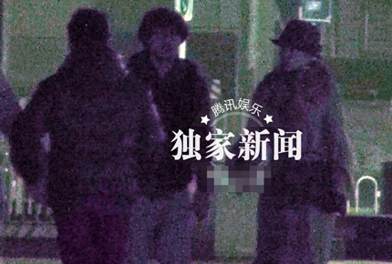 Vương Lực Hoành tiếp tục “dính” tin đồn giới tính - 8 Cô gái bí mật (ngoài cùng bên phải) xuất hiện trong bộ dạng kín mít tới hò hẹn với Vương Lực Hoành.