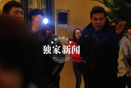 Vương Lực Hoành tiếp tục “dính” tin đồn giới tính - 7 Chiếc đèn pin được người này sử dụng mọi lúc mọi nơi.