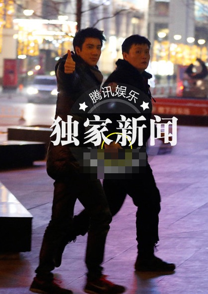 Vương Lực Hoành tiếp tục “dính” tin đồn giới tính - 2 Vương Lực Hoành và người vệ sĩ nắm tay nhau rất thân mật khi cùng dạo bước trên đường phố.