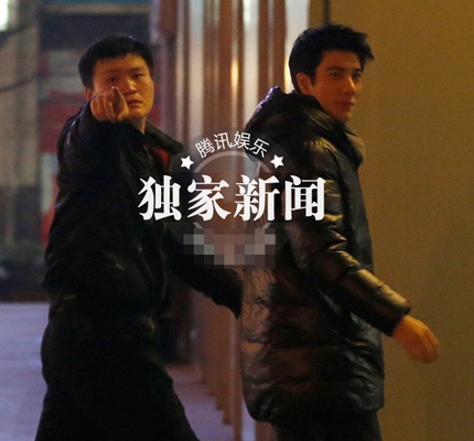 Vương Lực Hoành tiếp tục “dính” tin đồn giới tính - 3 Vương Lực Hoành và người vệ sĩ nắm tay nhau rất thân mật khi cùng dạo bước trên đường phố.