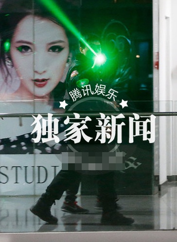 Vương Lực Hoành tiếp tục “dính” tin đồn giới tính - 5 Người này còn mang theo một chiếc đèn pin để ngăn chặn quá trình tác nghiệp của phóng viên.