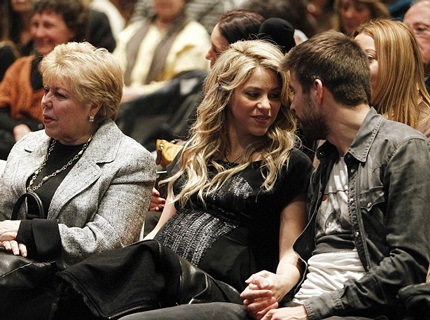 Shakira đã sinh con trai - 2 Bà bầu Shakira vẫn xuất hiện cùng phi công trẻ tại một sự kiện diễn ra vào tuần trước.