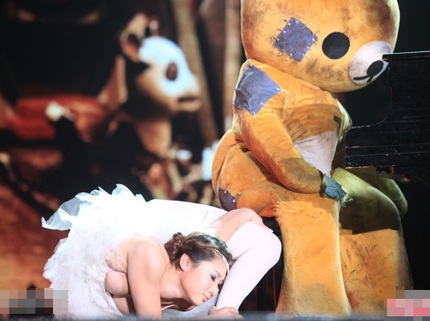 Wei Wei di chuyển khá dễ dàng khi uốn dẻo, khiến tất cả mọi người kinh ngạc.