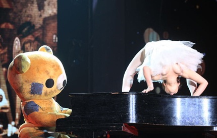 Wei Wei di chuyển khá dễ dàng khi uốn dẻo, khiến tất cả mọi người kinh ngạc.