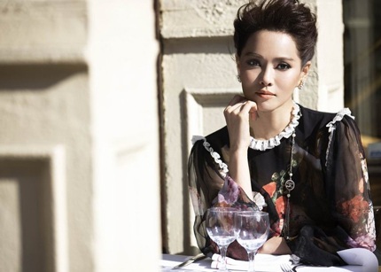 Đã ngoài tứ tuần nhưng Y Năng Tịnh vẫn là một cái tên người mẫu ảnh hot tại Trung Quốc.