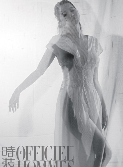 Đã ngoài tứ tuần nhưng Y Năng Tịnh vẫn là một cái tên người mẫu ảnh hot tại Trung Quốc.