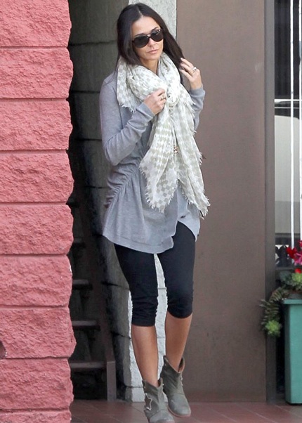 Demi Moore vui sống vì tình yêu mới - 1 Demi Moore rời khỏi một lớp tập yoga, ngày 22/1 vừa rồi.