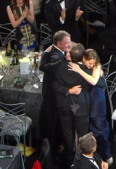 Các đồng nghiệp chạy ra ôm Jennifer Lawrence giúp cô chữa ngượng và chỉnh lại trang phục.