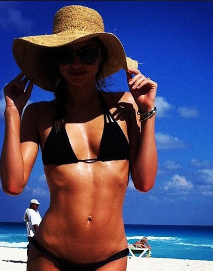 Trước tin đồn hôn nhân rạn nứt, siêu mẫu Miranda Kerr đi nghỉ một mình