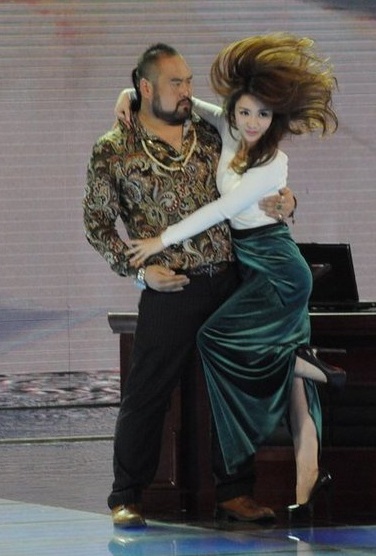 Lần này, người đẹp đóng vai một nữ vũ công gợi cảm bên người dẫn chương trình.