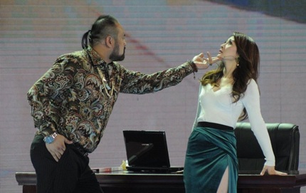 Lần này, người đẹp đóng vai một nữ vũ công gợi cảm bên người dẫn chương trình.