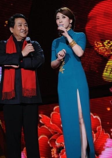 Người đẹp khoe làn da trắng ngần và thân hình nóng bỏng trong bộ váy cũn cỡn.