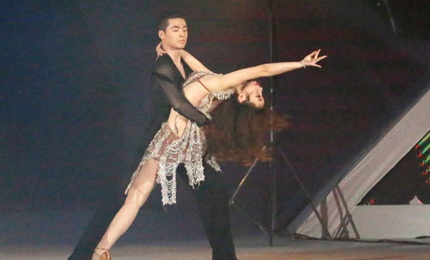Những vũ điệu bốc lửa được người đẹp thể hiện hết mình trên sân khấu cùng bạn nhảy