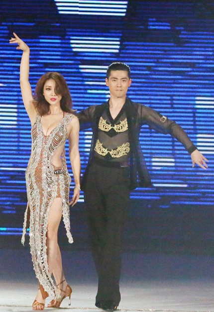 Những vũ điệu bốc lửa được người đẹp thể hiện hết mình trên sân khấu cùng bạn nhảy