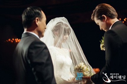 Sunye và chồng trong hôn lễ tổ chức vào ngày 26/1 vửa qua.