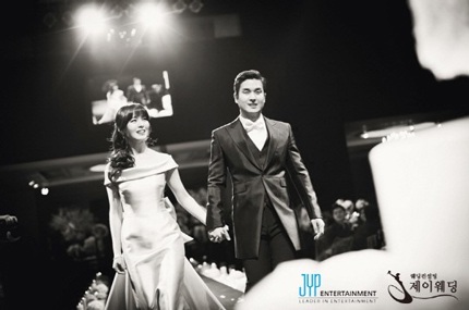 Cặp đôi hạnh phúc đang trên đường tới