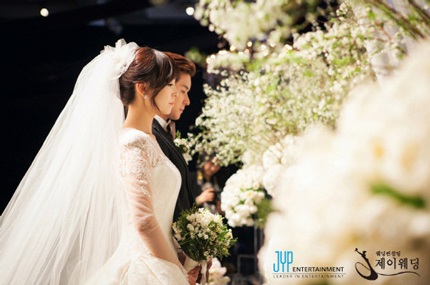 Cặp đôi hạnh phúc đang trên đường tới