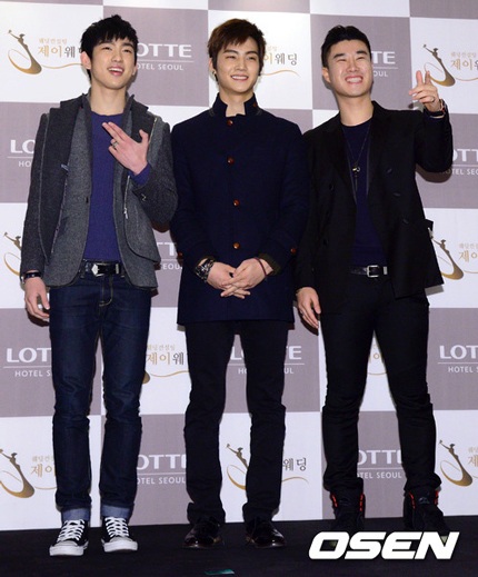 Các anh chàng điển trai nhóm 2AM, bạn thân của cô dâu.