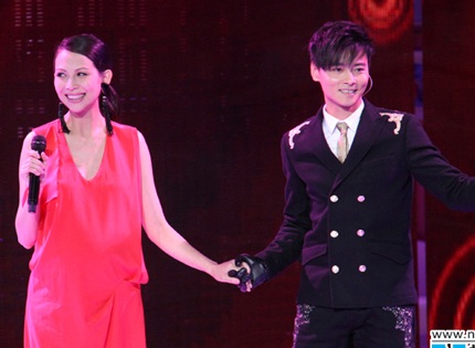 Thái Thiếu Phân “bế” bụng bầu lên sân khấu