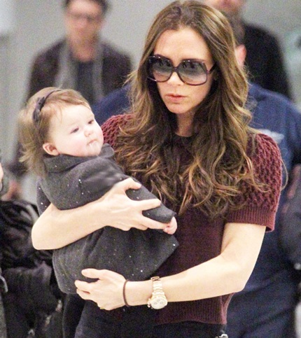 Victoria bế cô con gái nhỏ Harper