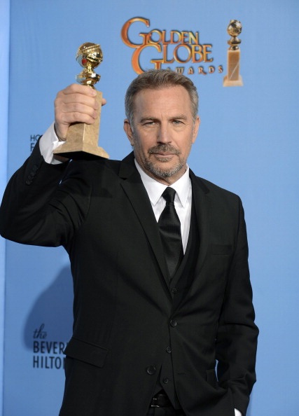 "Những người khốn khổ" giành 3 giải Quả cầu vàng - 10 Kevin Costner giành giải