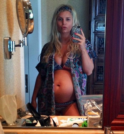 "Bà bầu" Jessica Simpson khoe thân hình đầy đặn - 1 Jessica Simpson tự tin khoe dáng vóc thay đổi khi đang mang bầu 3 tháng.