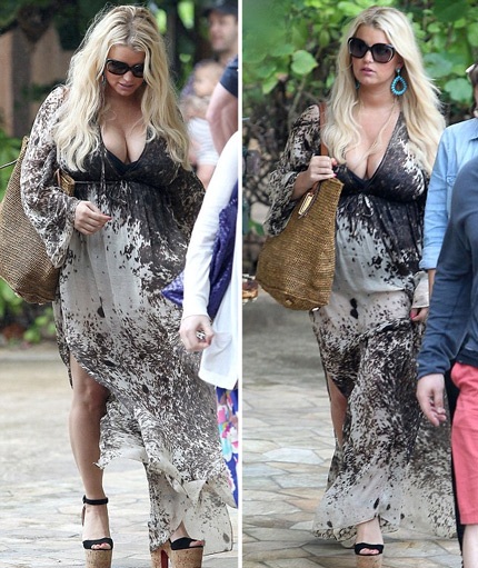 "Bà bầu" Jessica Simpson khoe thân hình đầy đặn - 3 Ngôi sao ca nhạc tóc vàng vẫn đi giày cao gót dù đang mang bầu.