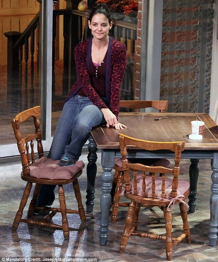 Katie Holmes trong vở kịch