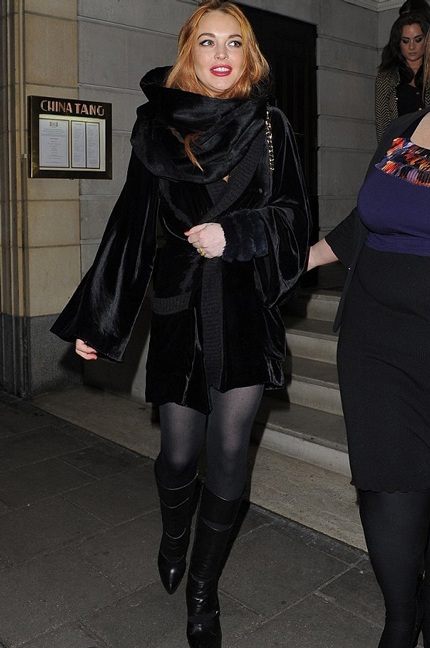 Lindsay để lộ đôi tay đầy vết bầm tím.