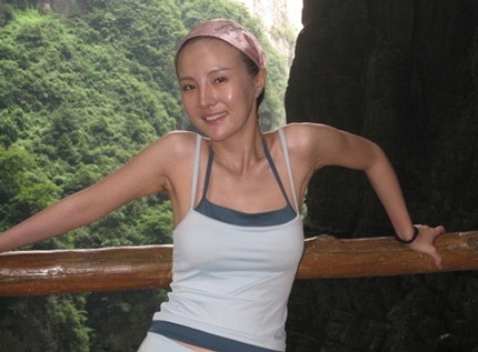 Không trang điểm đậm, Gan Lulu vẫn rất xinh đẹp với những đường nét thanh tú trên gương mặt.