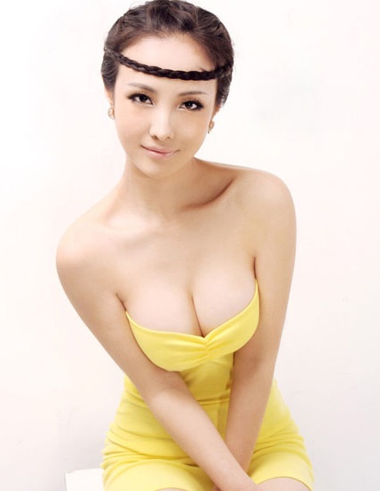 Gương mặt khi được tô son điểm phấn của Gan Lulu sắc nét hơn.