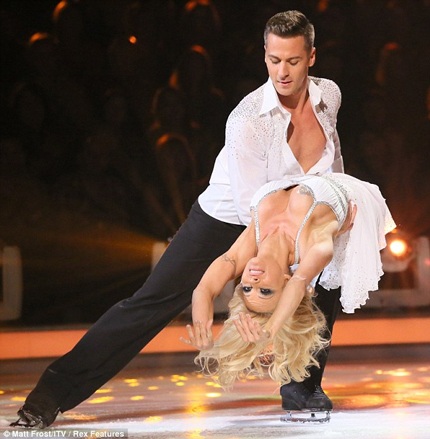 “Chuyện lộ hàng xảy ra hàng ngày với tôi” - 3 Chiếc váy gợi cảm khiến người đẹp gặp sự cố trong khi biểu diễn trong chương trình