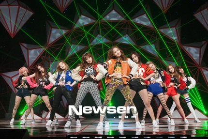 Các cô gái của SNSD trình diễn ca khúc