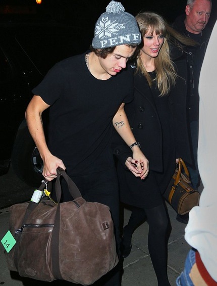 Bạn trai mê mệt “công chúa” nhạc đồng quê Taylor Swift - 1 Taylor Swift bên chàng phi công trẻ Harry của mình.