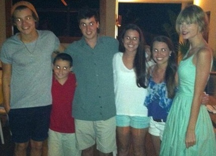 Taylor Swift tươi rói sau khi chia tay bạn trai - 5 Vài ngày trước khi chia tay, cặp đôi này vẫn còn đi nghỉ với nhau và chụp ảnh cùng người hâm mộ.