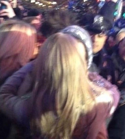 Taylor Swift tươi rói sau khi chia tay bạn trai - 6 Trong đêm giao thừa, hai người còn hôn nhau say đắm tại Quảng trường Thời đại.