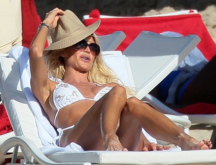 “Người đẹp silicon” gợi cảm trên biển