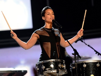 Alicia Keys xuất hiện vừa gợi cảm, vừa mạnh mẽ trên sân khấu