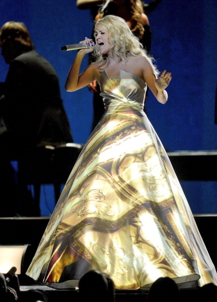 Carrie Underwood xinh đẹp như một công chúa trên sân khấu