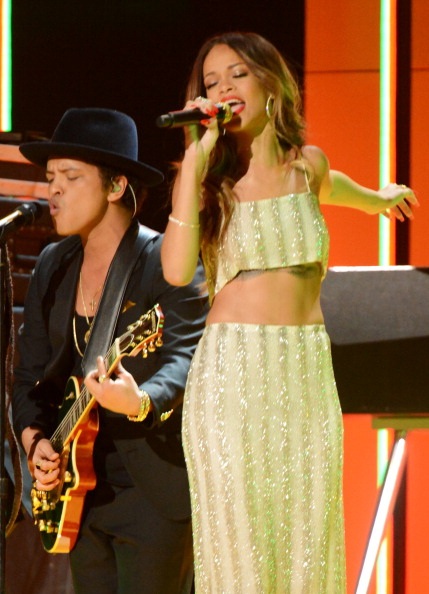 Rihanna cũng tham gia màn trình diễn này