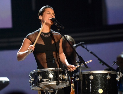 Cô vừa đánh trống vừa hát rất thu hút