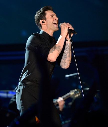 Adam Levine vẫn lịch lãm và cuốn hút như mọi khi, anh hát