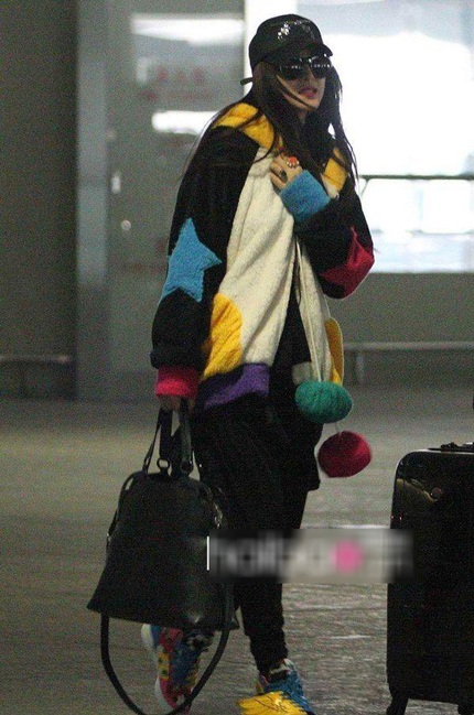 Nữ diễn viên Trung Quốc đang xem lại những bức ảnh chân dung do người trợ lý thực hiện.