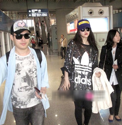 Nữ diễn viên Trung Quốc đang xem lại những bức ảnh chân dung do người trợ lý thực hiện.