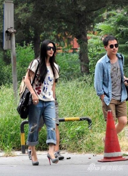 Nữ diễn viên Trung Quốc đang xem lại những bức ảnh chân dung do người trợ lý thực hiện.