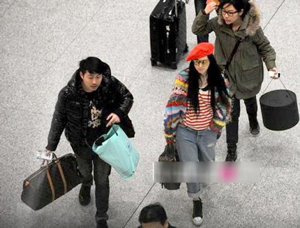 Nữ diễn viên Trung Quốc đang xem lại những bức ảnh chân dung do người trợ lý thực hiện.