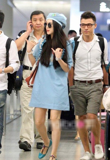 Nữ diễn viên Trung Quốc đang xem lại những bức ảnh chân dung do người trợ lý thực hiện.