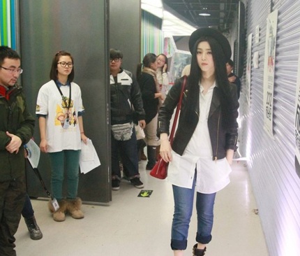 Rất nhiều người đi đường nhận ra Phạm Băng Băng và đứng lại chụp ảnh cô