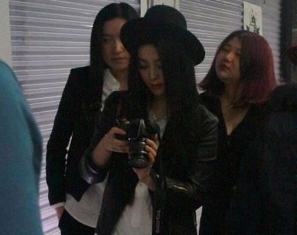 Nữ diễn viên Trung Quốc đang xem lại những bức ảnh chân dung do người trợ lý thực hiện.