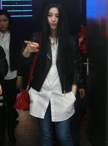 Nữ diễn viên Trung Quốc đang xem lại những bức ảnh chân dung do người trợ lý thực hiện.